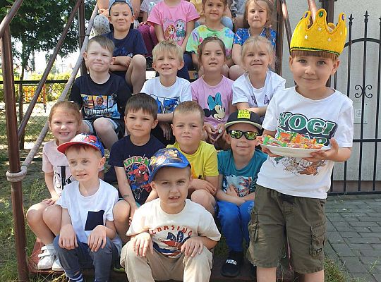 Grupa dzieci z solenizantem