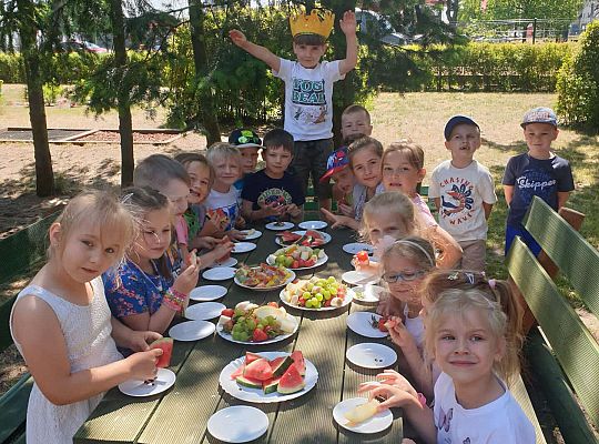 Grupa dzieci przy urodzinowym stole