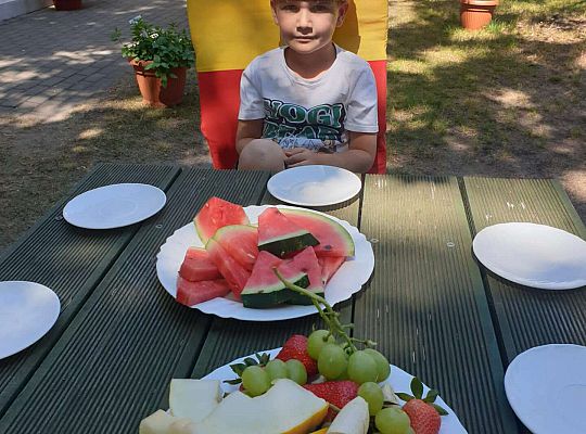 Solenizant przy urodzinowym stole