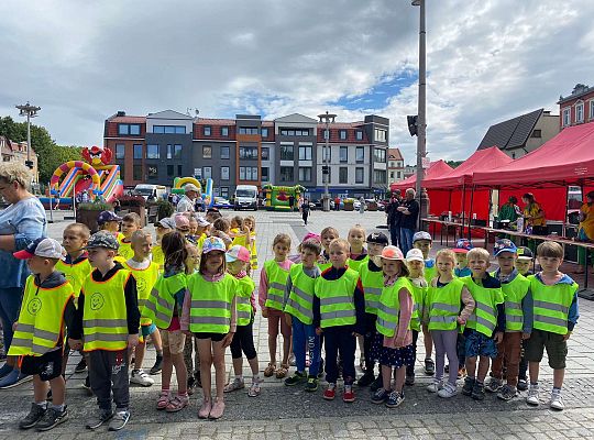 Grupa dzieci na Placu Pokoju