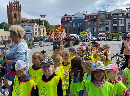 Grupa dzieci na Placu Pokoju
