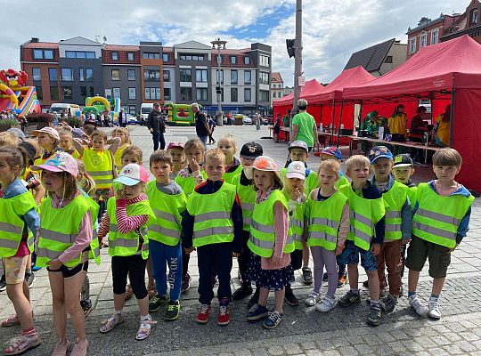 Grupa dzieci na Placu Pokoju