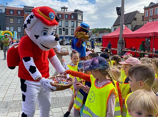 Grupa dzieci na Placu Pokoju