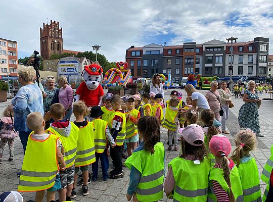 Grupa dzieci na Placu Pokoju