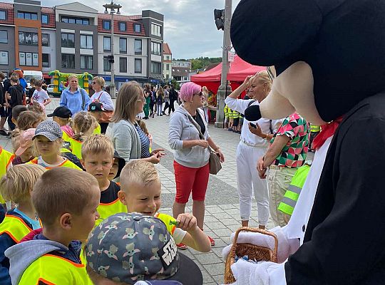 Dzieci dostają cukierki