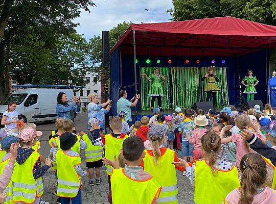 Dzieci oglądają przedstawienie ekologiczne