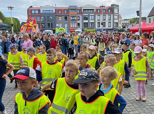 Grupa dzieci na Placu Pokoju
