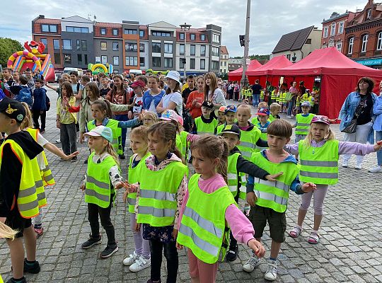 Dzieci oglądają przedstawienie ekologiczne