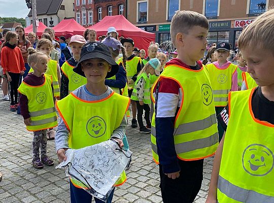 Chłopiec z nagrodą za udział w konkursie