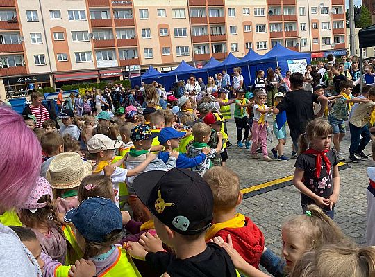 Wspólna zabawa dzieci do muzyki