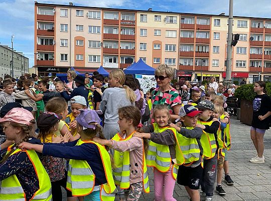 Wspólna zabawa dzieci do muzyki