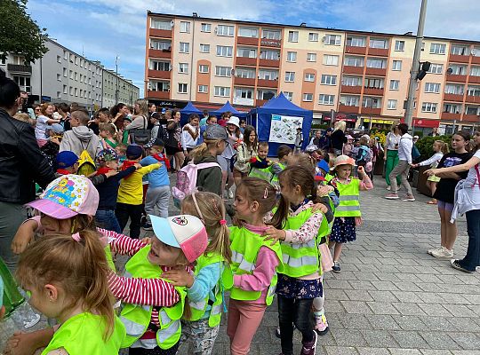 Wspólna zabawa dzieci do muzyki