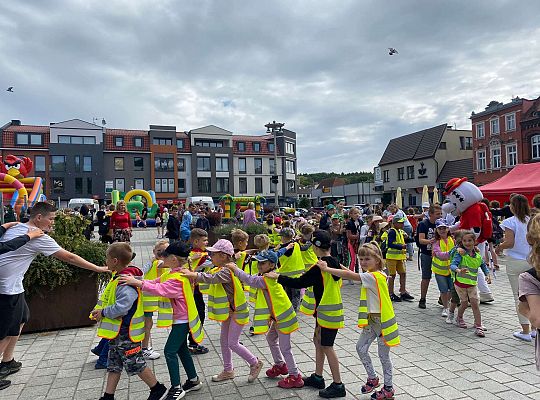 Wspólna zabawa dzieci do muzyki