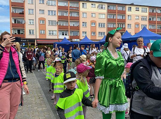 Wspólna zabawa dzieci do muzyki