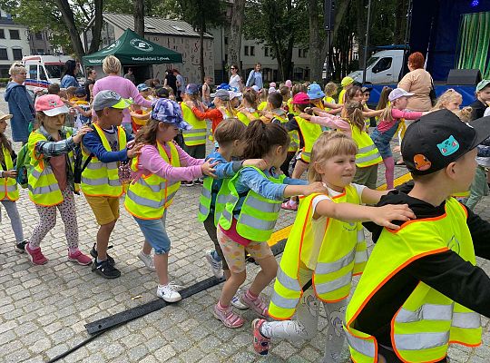 Wspólna zabawa dzieci do muzyki