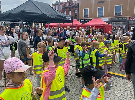 Wspólna zabawa dzieci do muzyki