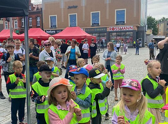 Wspólna zabawa dzieci do muzyki