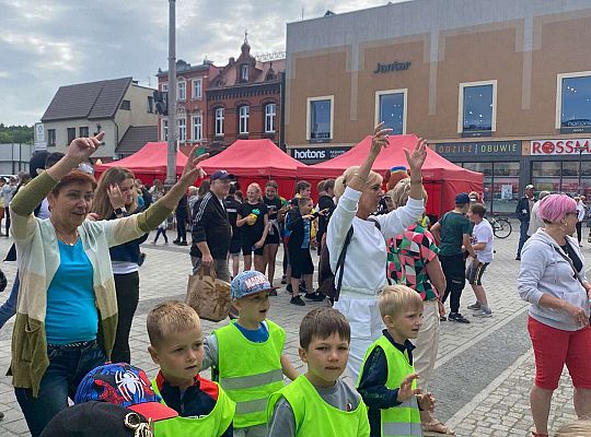 Wspólna zabawa dzieci do muzyki