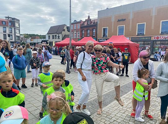 Wspólna zabawa dzieci do muzyki