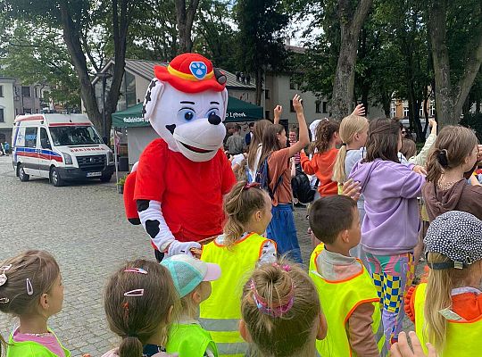 Wspólna zabawa dzieci do muzyki