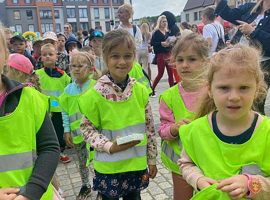 Dziewczynka z nagrodą w konkursie