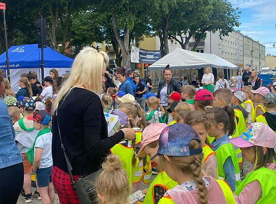 Dzieci dostają upominki