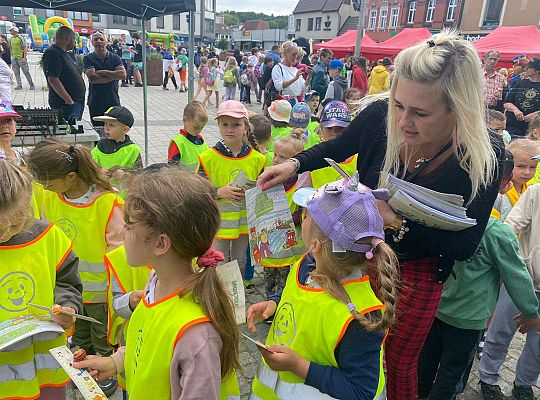 Dzieci dostają upominki