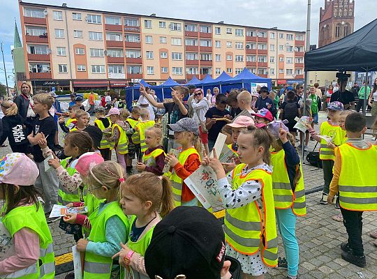 Wspólna zabawa dzieci do muzyki