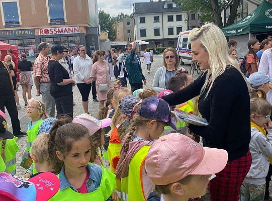 Dzieci dostają upominki