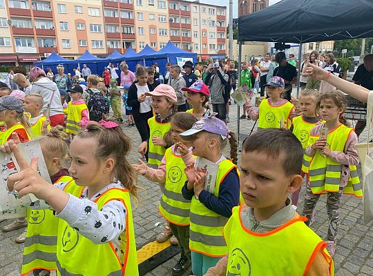 Wspólna zabawa dzieci do muzyki