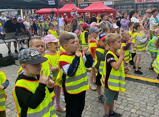 Wspólna zabawa dzieci do muzyki