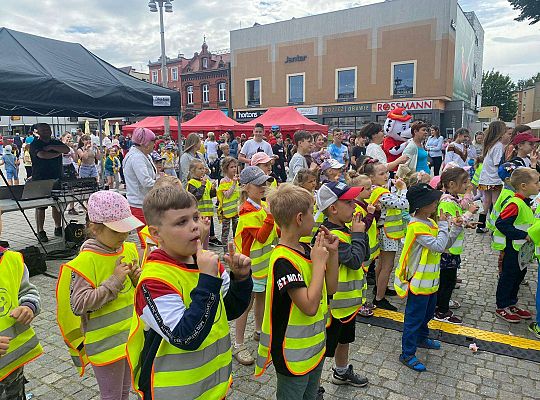 Wspólna zabawa dzieci do muzyki