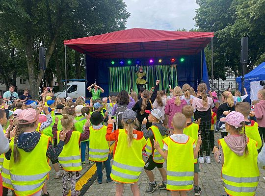 Wspólna zabawa dzieci do muzyki