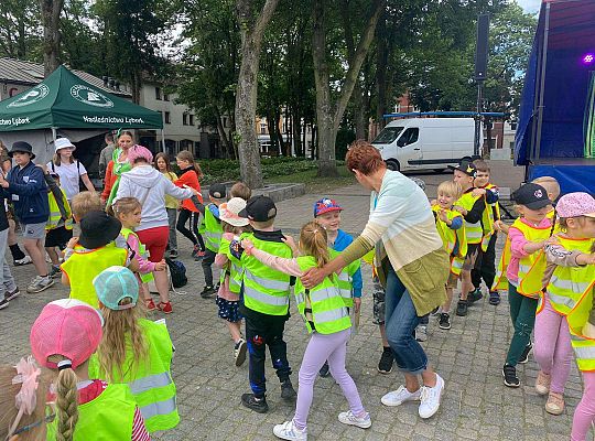 Wspólna zabawa dzieci do muzyki