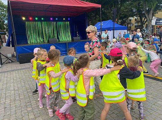 Wspólna zabawa dzieci do muzyki