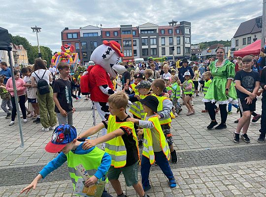 Wspólna zabawa dzieci do muzyki