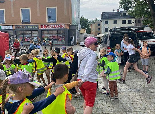 Wspólna zabawa dzieci do muzyki