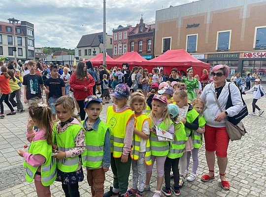 Wspólna zabawa dzieci do muzyki