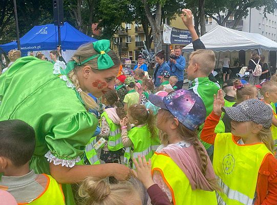 Dziewczynka bierze udział w konkursie