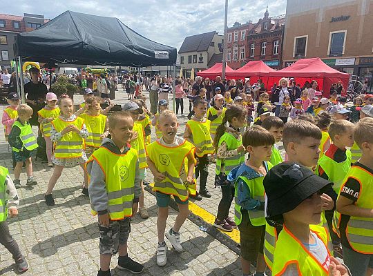 Wspólna zabawa dzieci do muzyki