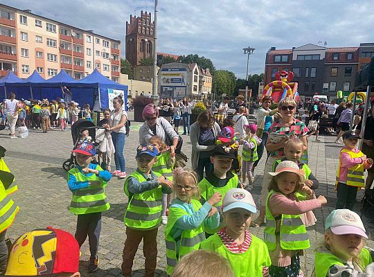 Wspólna zabawa dzieci do muzyki