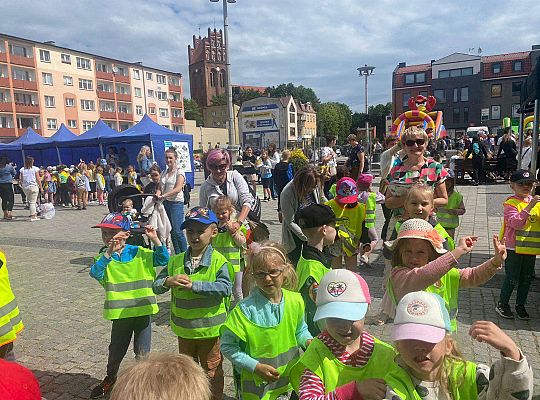 Wspólna zabawa dzieci do muzyki