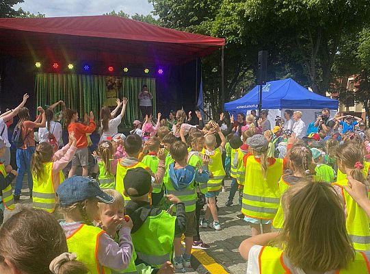 Wspólna zabawa dzieci do muzyki