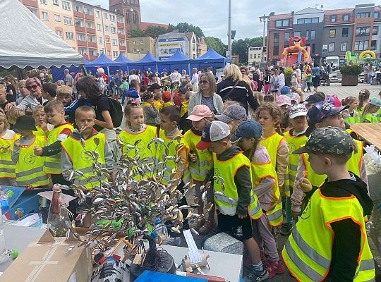 Dzieci oglądają wystawę zabawek ekologicznych