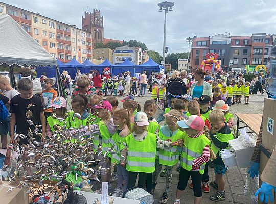 Dzieci oglądają wystawę zabawek ekologicznych