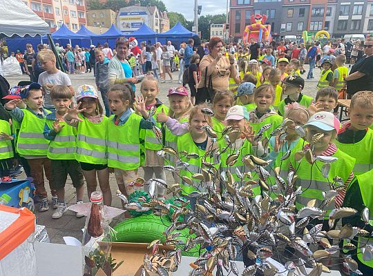 Dzieci oglądają wystawę zabawek ekologicznych