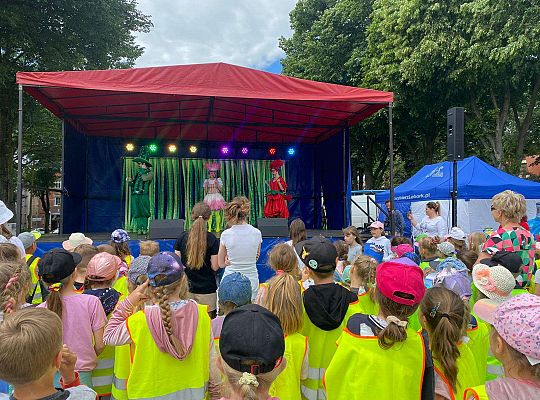 Dzieci oglądają przedstawienie ekologiczne