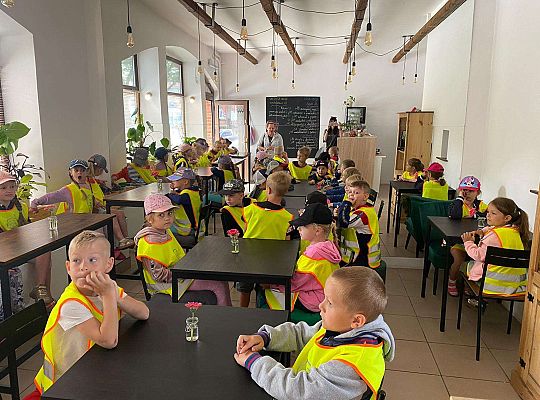 Dzieci przy stolikach w restauracji