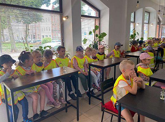 Dzieci przy stolikach w restauracji