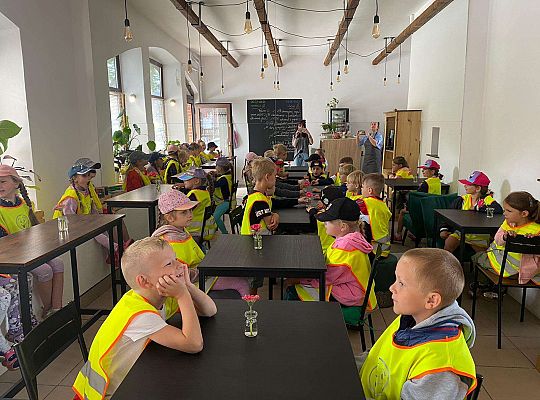 Dzieci przy stolikach w restauracji